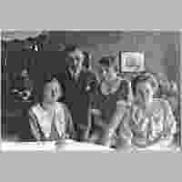 111-3474 Wehlau. Kitty Gwiasda, geb. Jucknies, ihr Ehemann Lehrer Paul Gwiasda und seine Schwester Anni. Rechts Gerda Jonetat aus Wehlau.jpg
